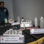 Hukuman Pengguna dan Pengedar Tembakau Sintetis di Indonesia Pengungkapan-Rumah-Industri-Tembakau-Sintetis-di-Cimahi-180425-DAN-02.jpg